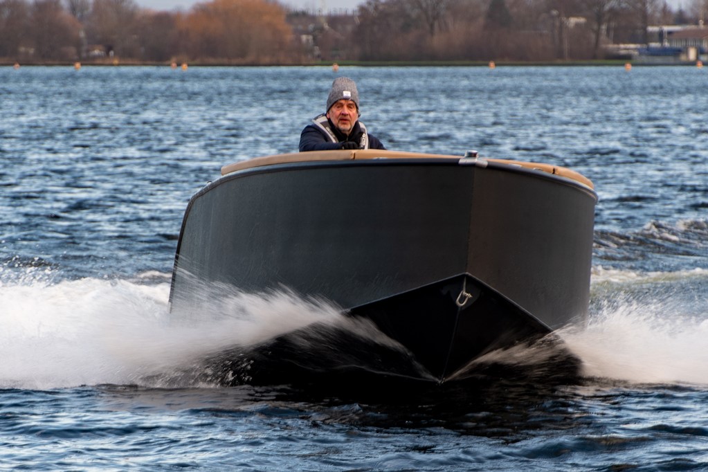 De ZX20 heeft een diepe V-vorm voorin voor de koersvastheid