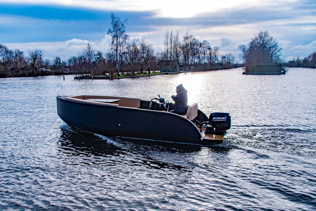 De Vaartlander Futuro ZX 20 Sport is strak gelijnd en modern.