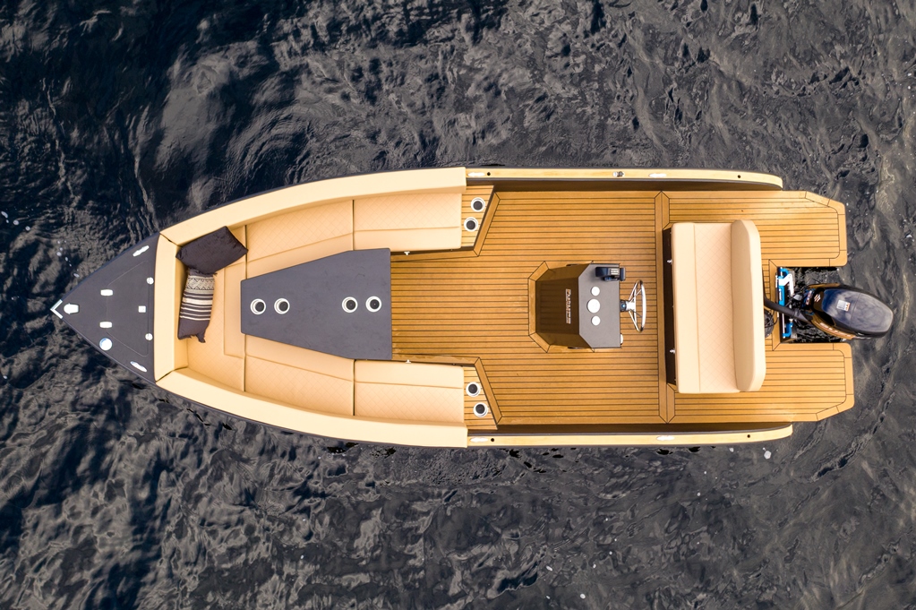 Met de tender kun je lekker hard varen, maar rustig op kleine wateren.