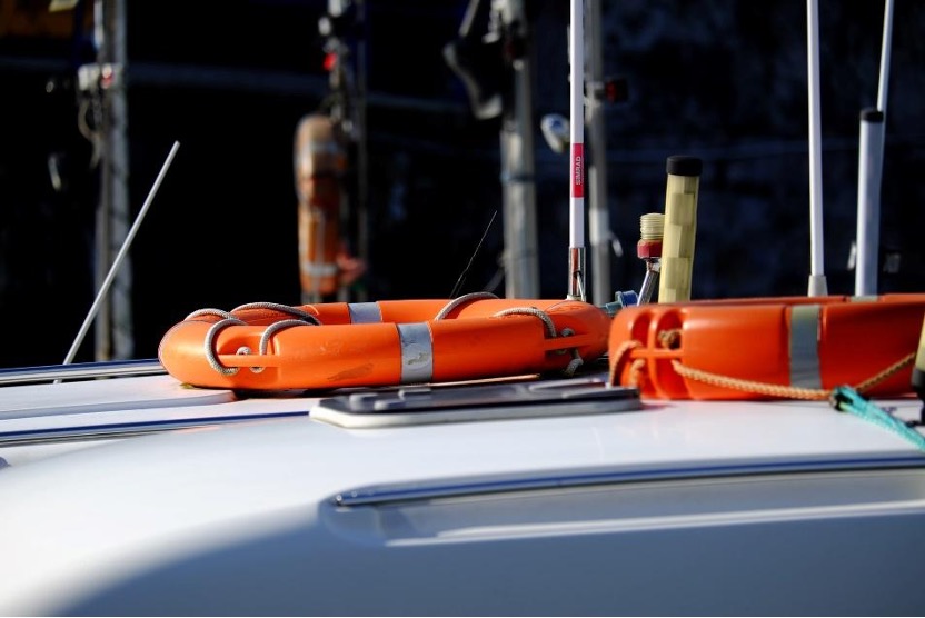 Veiligheidsuitrusting op een boot