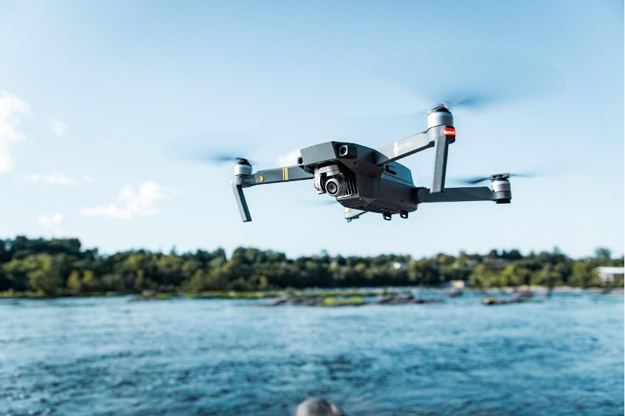 Een drone vliegt over het water