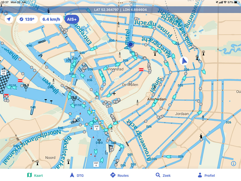 Een screenshot van de Waterkaarten app waarbij de kaart is ingezoomd op het centrum van Amsterdam waarop alle boten zichtbaar zijn die bij je in de buurt varen door de AIS-functie.