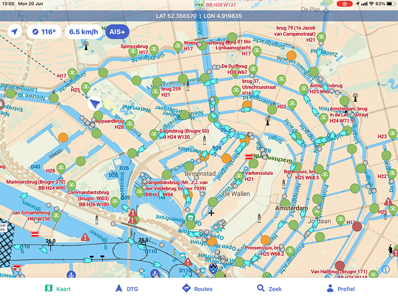 Een screenshot van de Waterkaarten app waarbij de kaart is ingezoomd op het centrum van Amsterdam met groene, oranje en rode bolletjes om aan te geven waar je boot wel en niet kan varen. 