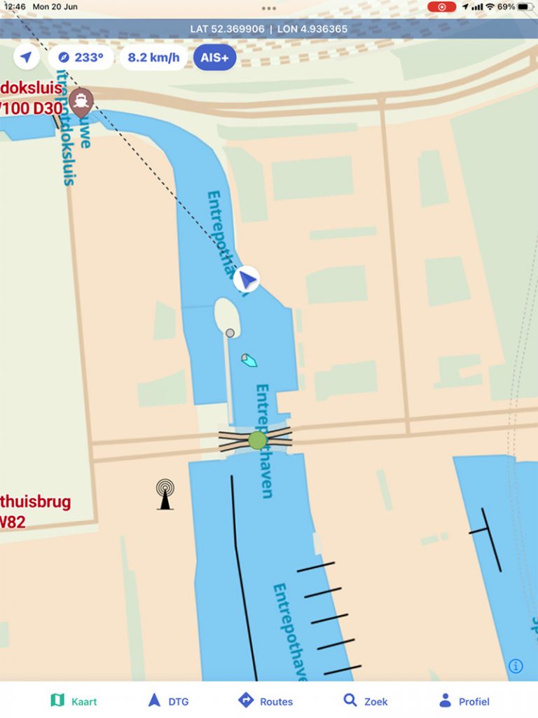 Screenshot van de Waterkaarten app waarbij je jezelf op de kaart ziet en welke Point of Interest zich bij je in de buurt bevinden.