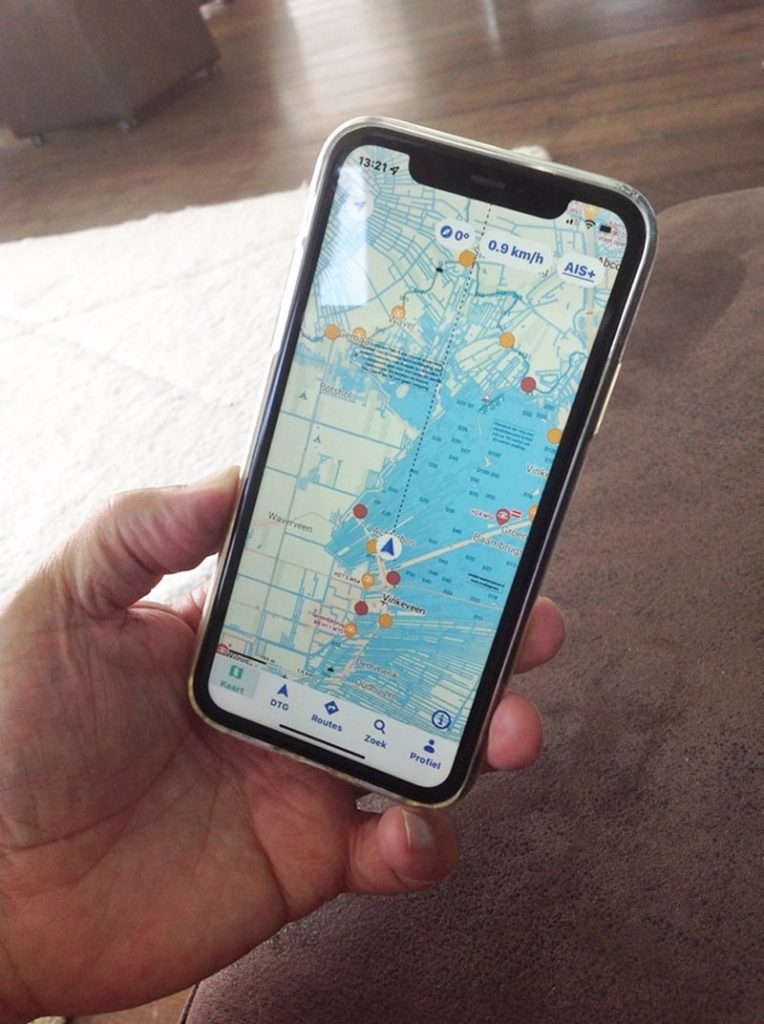 De Waterkaarten app op een telefoon die iemand in de hand vasthoudt.