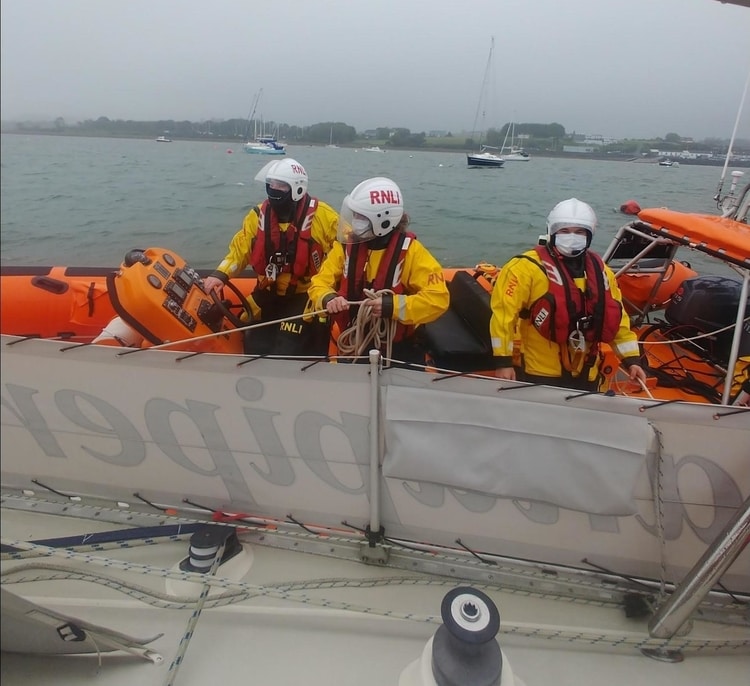 RNLI Crew preparing for towing sandpiper to safety