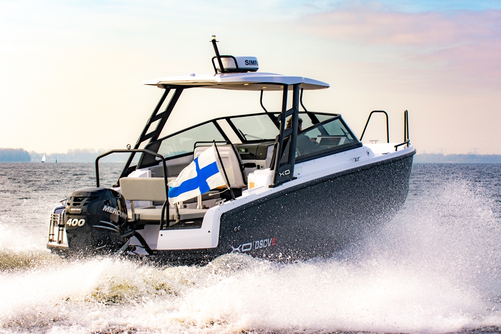 De XO 260 DSCVR is een zeer complete multifunctionele boot waar je ‘s zomers en ’s winters geweldige avonturen mee kunt beleven.