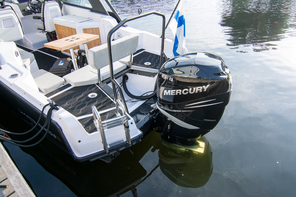 Een Mercury Verado 400pk, 2,6 liter zescilinder-in-lijn motor.