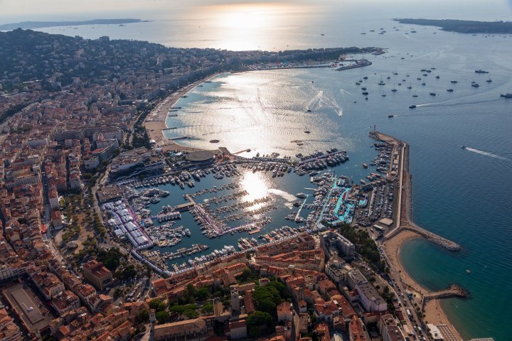Luchtfoto van de Vieux Port in Cannes 