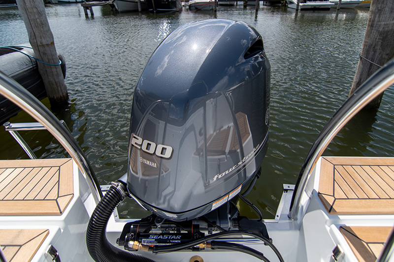 Yamaha F200 motor aan de achterzijde van de AMT 210 DC
