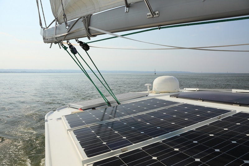 Vue d'une partie d'un bateau avec des panneaux solaires attachés.