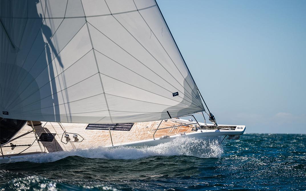 The 565 gunwale cutting through the sea