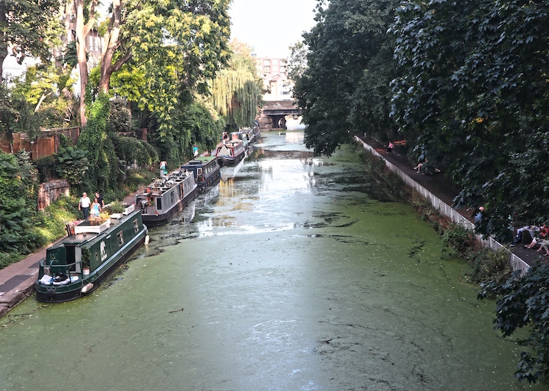 Une rangée de péniches sur le Regent’s Canal à Londres.