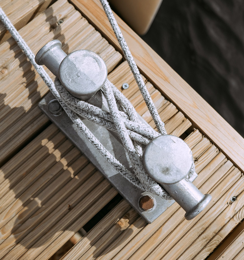 a close up of a rope tied to a dock