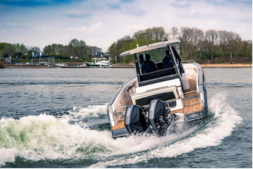 Rückansicht Sportboot Schaefer V33 auf dem Wasser