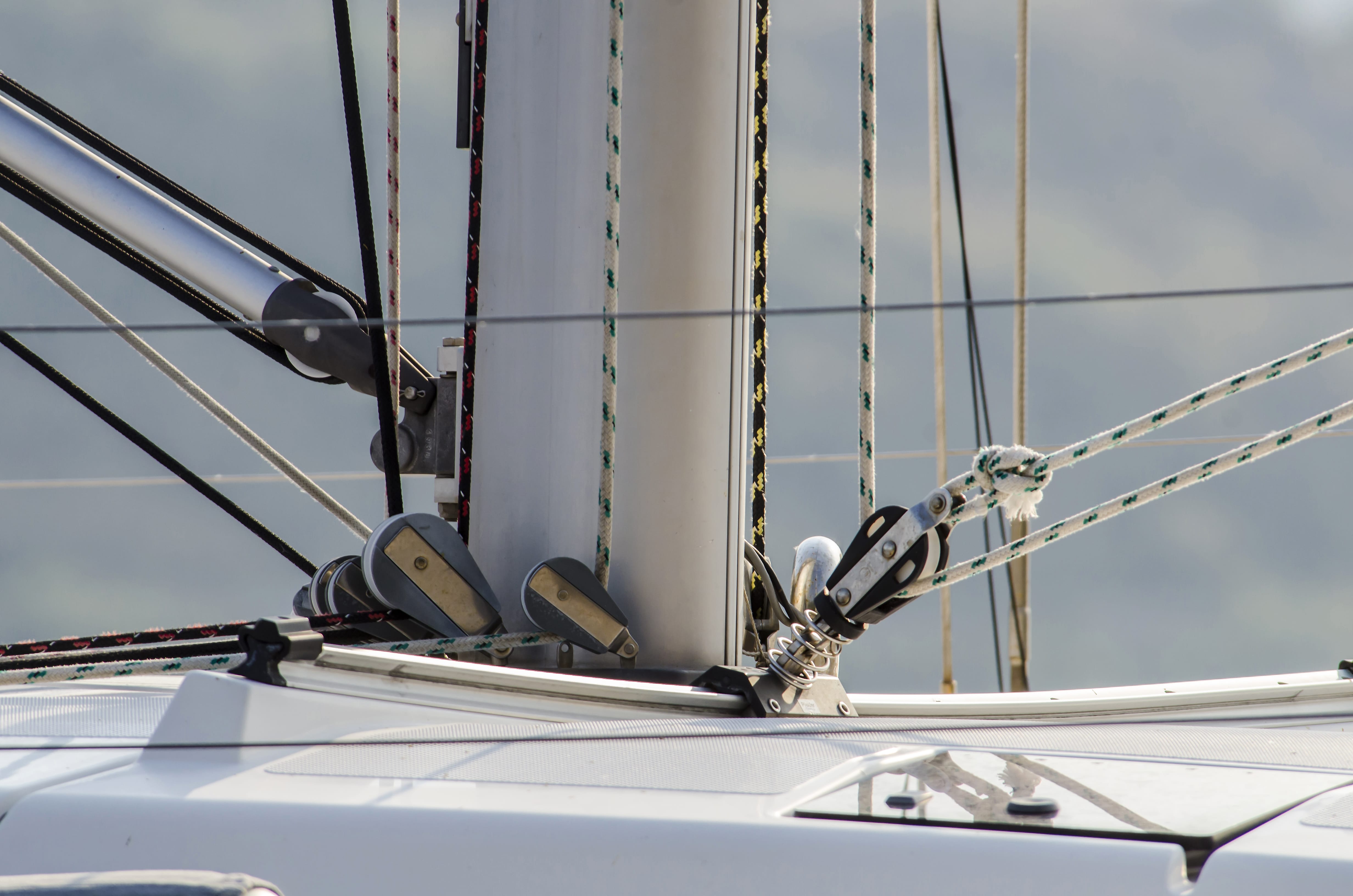 Sailing boat mast rigging