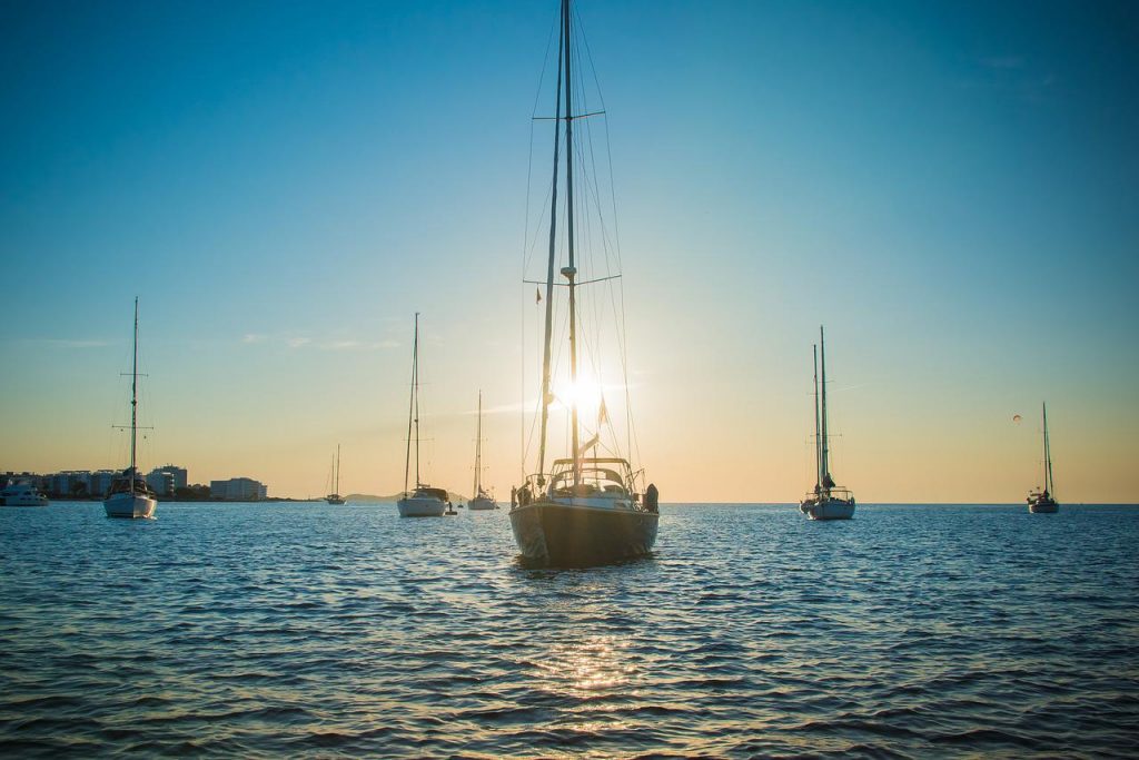 Des voiliers au coucher du soleil à Ibiza