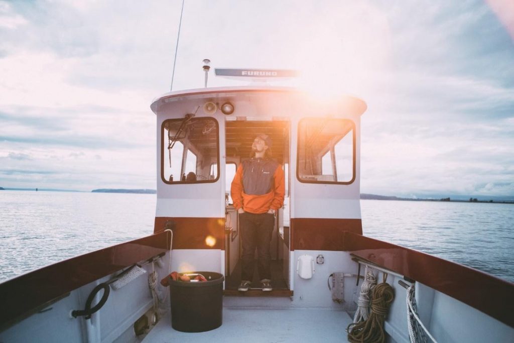 Persona inspeccionando un barco de pesca 