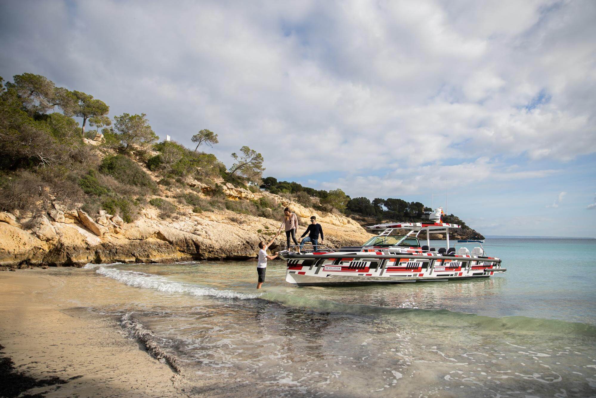 Axopar 37 being moored right on the beach