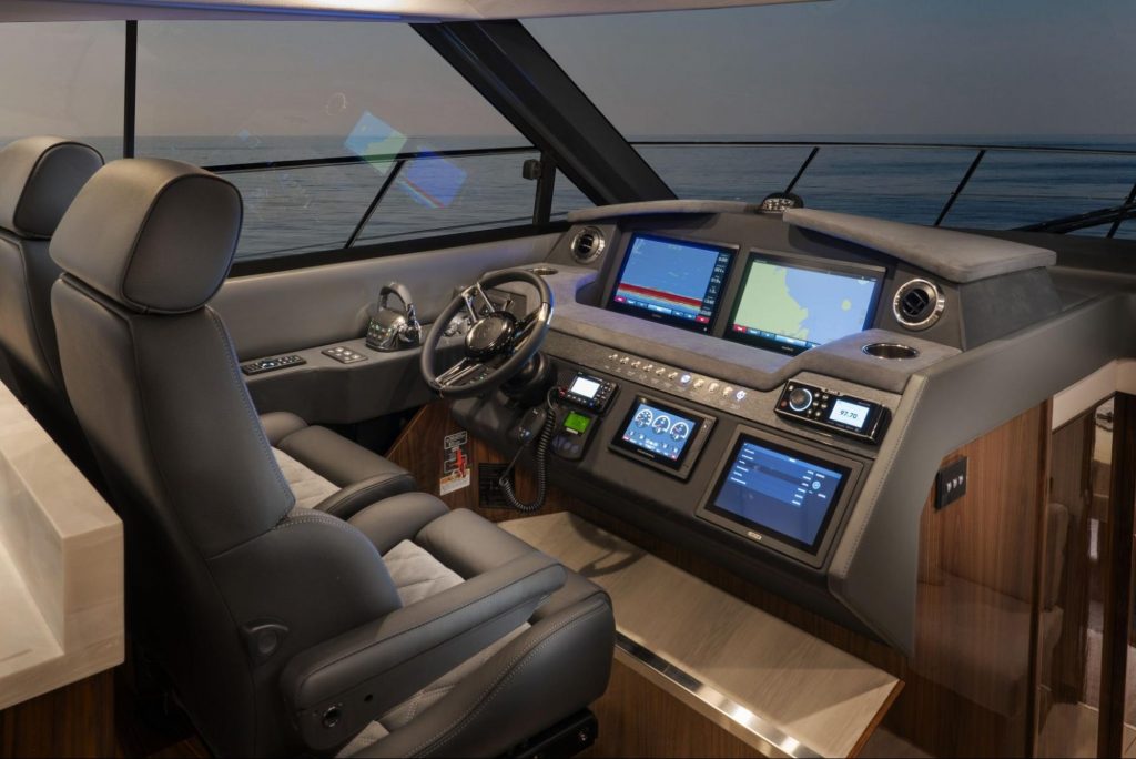 The dashboard and the boat's controls
