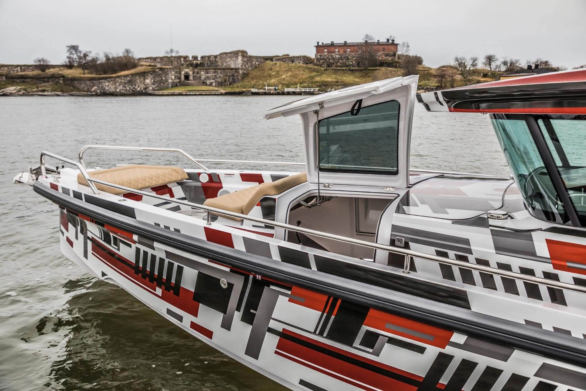 Gull-wing doors of the Axopar 37