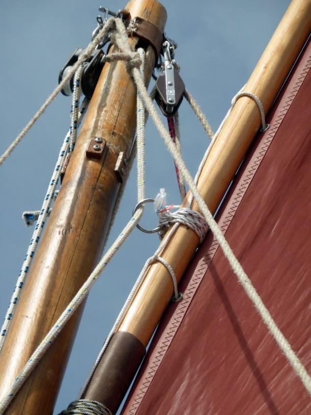 Puuley arrangement on the mainsheet mast