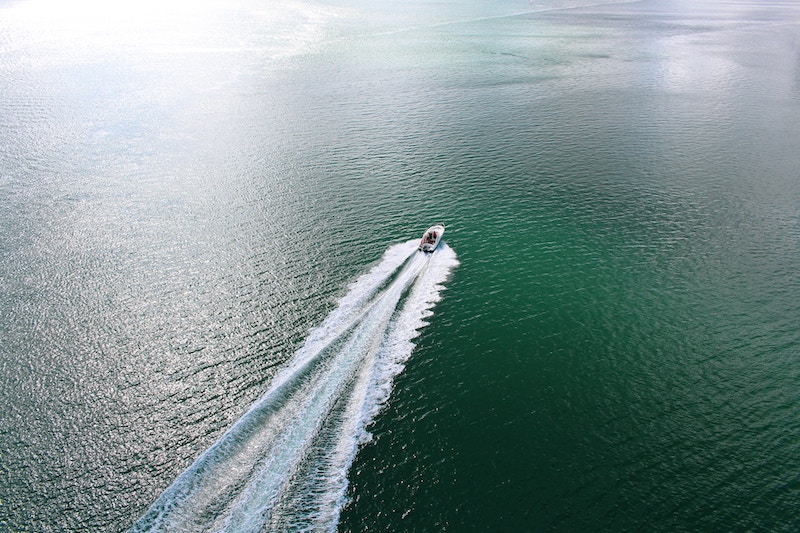 Motorboot fährt schnell durch offene Gewässer.