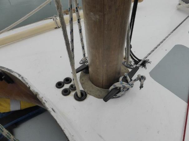 Tack downhaul system built on the foredeck by the mast