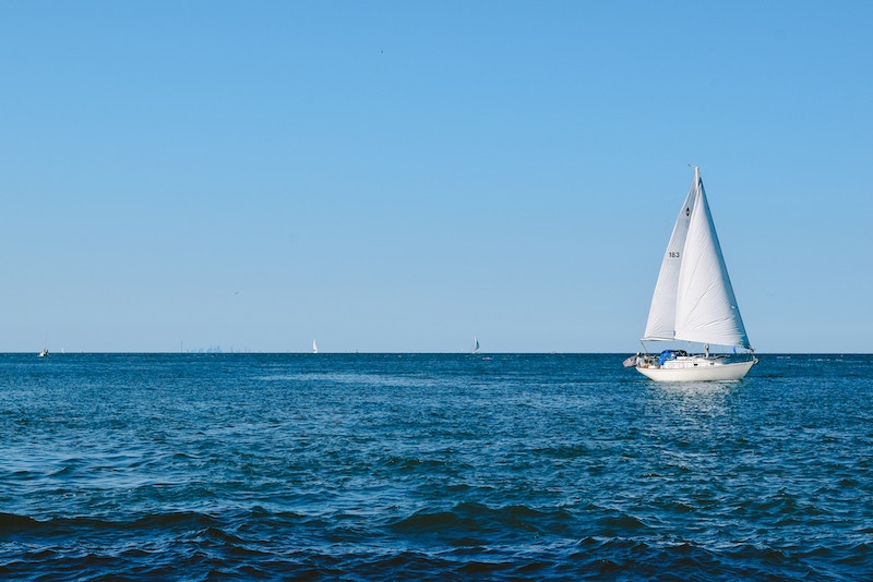 Un voilier flotte sur des eaux calmes. 