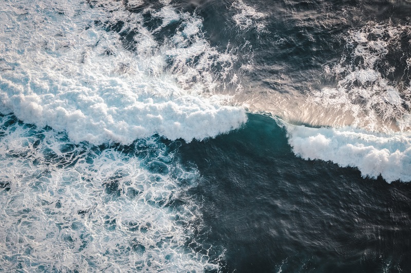 Une vague qui se brise dans la mer.